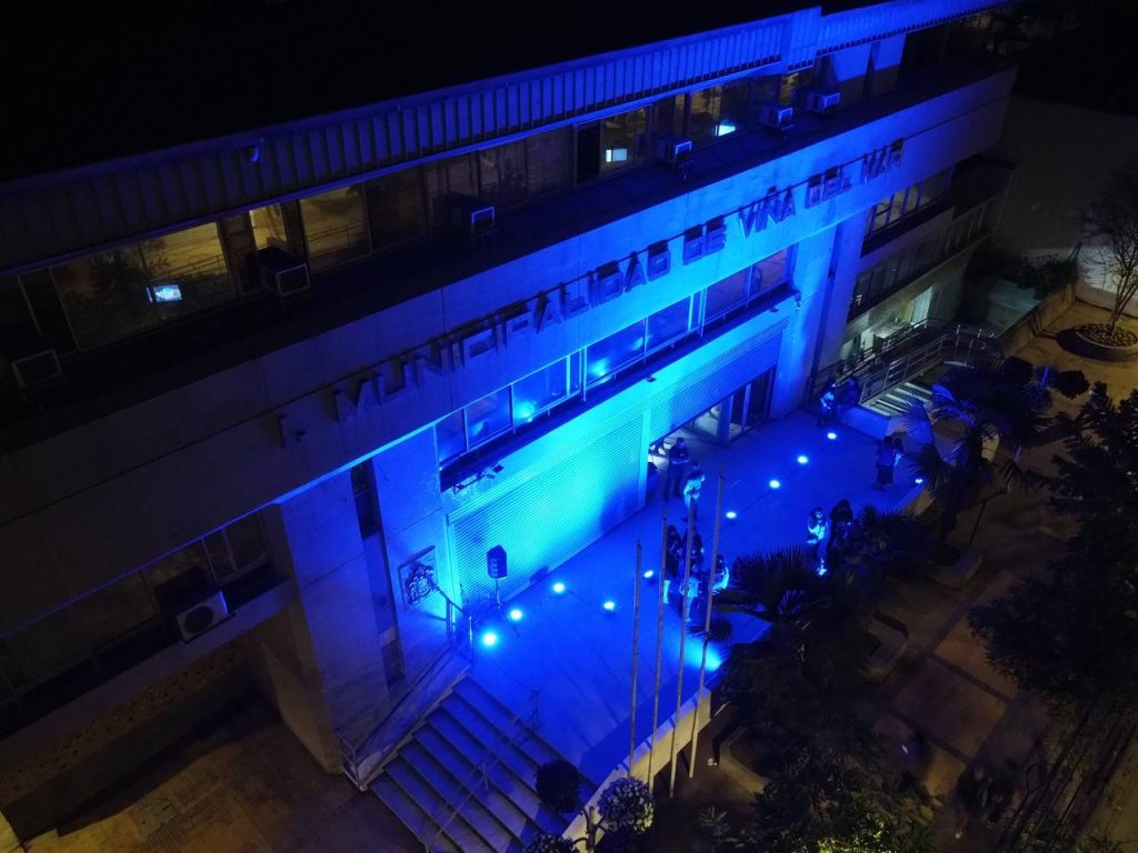 Imagen principal: Municipio de Viña del Mar ilumina su frontis en el Día Mundial sobre la Concientización del Autismo (TEA)