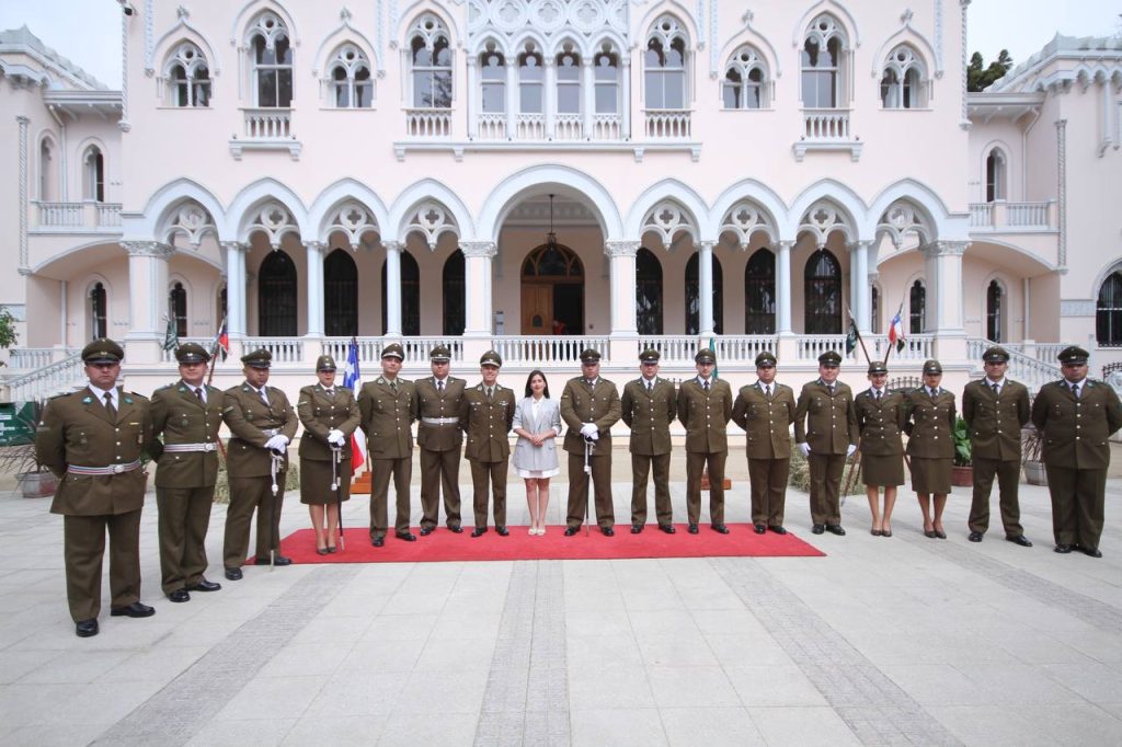 Imagen principal: 14 carabineros de la 5ª comisaría de Viña del Mar fueron ascendidos en ceremonia que se realizó  en Palacio Vergara