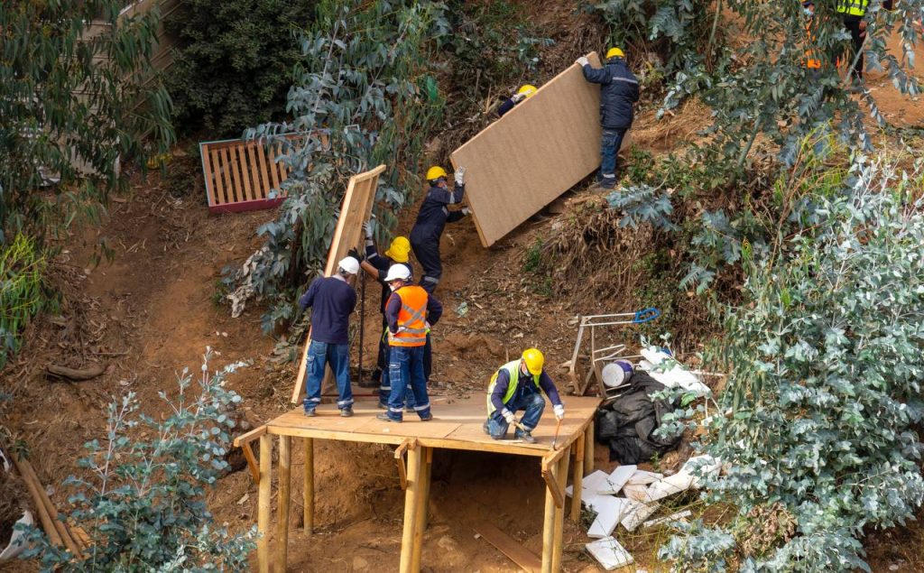 Imagen principal: Municipio de Viña del Mar realizó operativo conjunto con Carabineros para despejar terreno tomado en Santa Julia