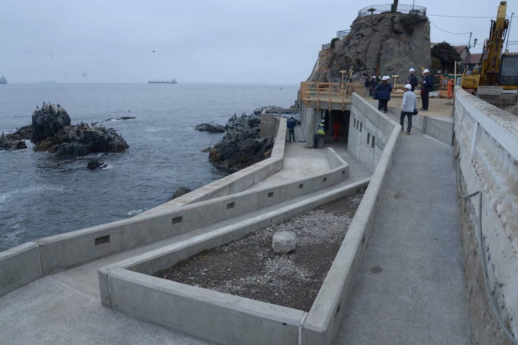 Imagen principal: Alcaldesa Ripamonti inspeccionó obras del paseo costero de Av. La Marina de Viña del Mar que presenta 82% de avance