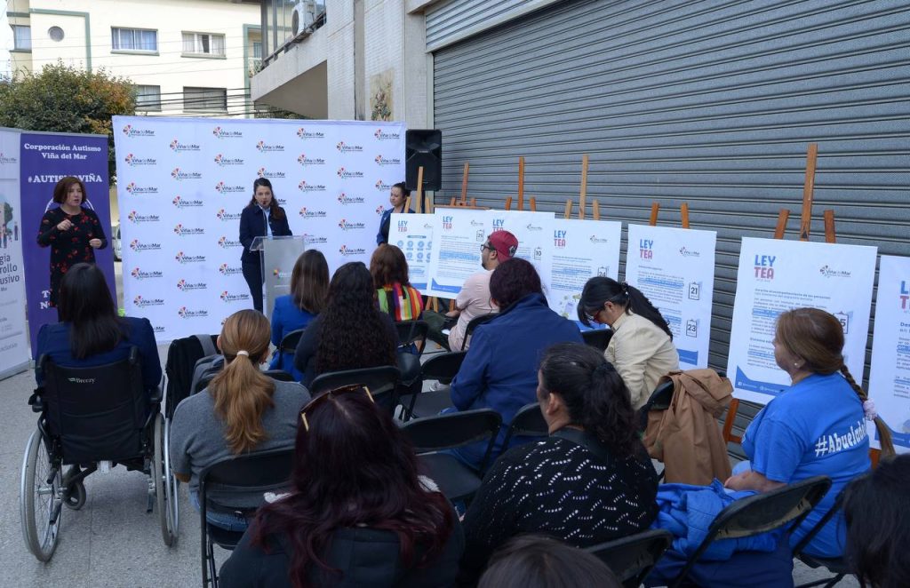 Imagen principal: Municipio de Viña del Mar visibiliza Ley de Autismo con acto informativo en frontis del Edificio Consistorial