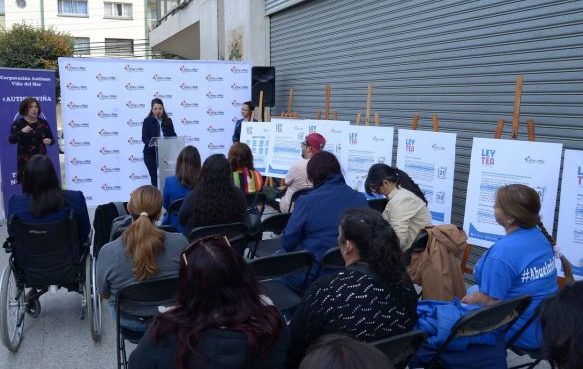 Municipio de Viña del Mar visibiliza Ley de Autismo con acto informativo en frontis del Edificio Consistorial
