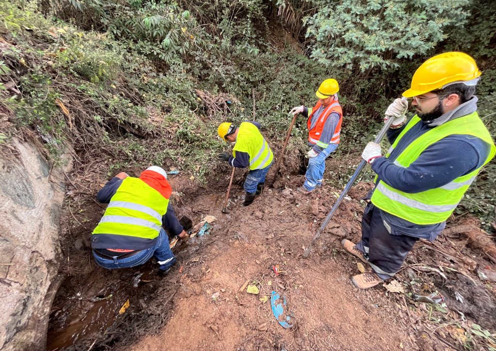 Imagen principal: Municipio de Viña del Mar despliega plan de contingencia en zona afectada por incendio ante sistema frontal