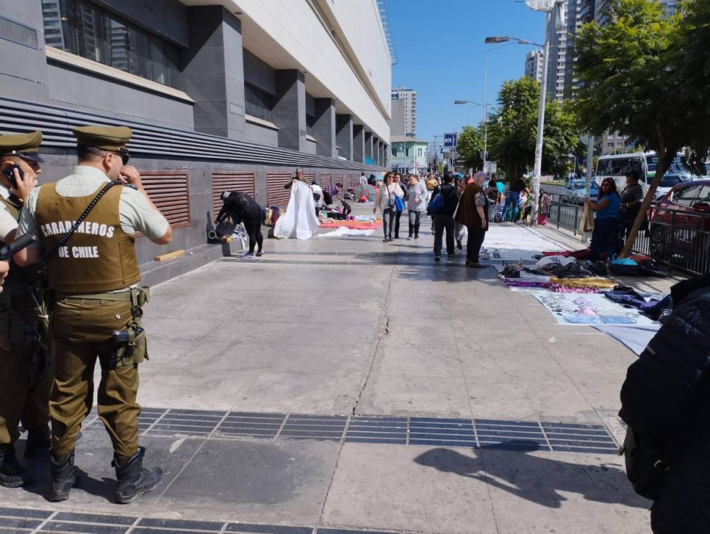Imagen principal: Municipio de Viña del Mar realiza operativo de despeje en las afueras del Hospital Dr. Gustavo Fricke