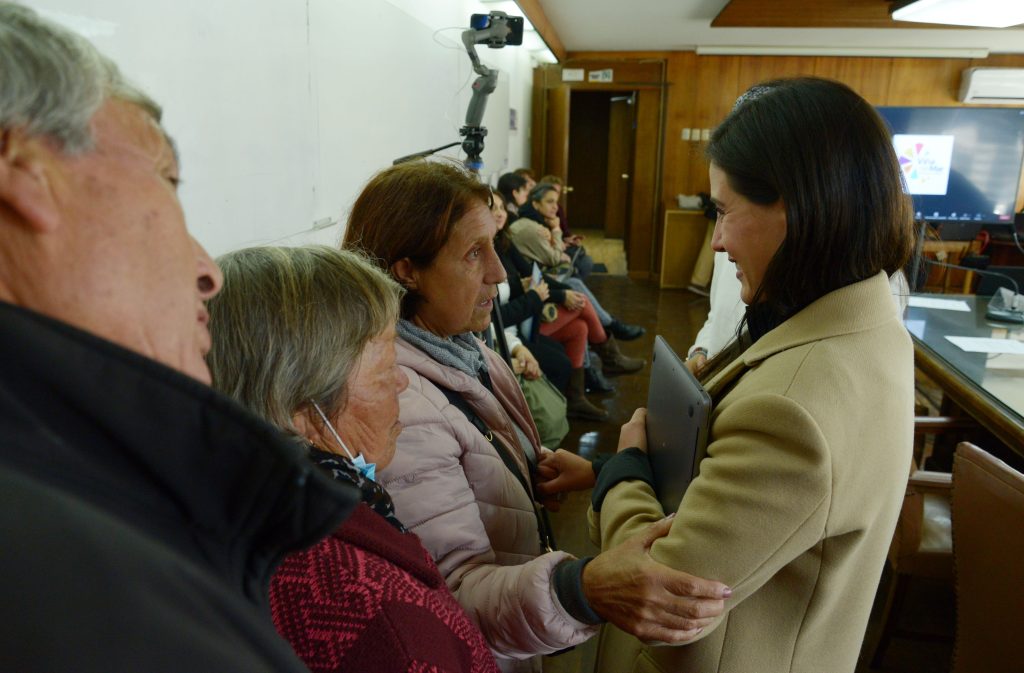 Imagen principal: Municipio de Viña del Mar exime del pago de permisos a suplementeros sobre 60 años para apoyar tradicional actividad