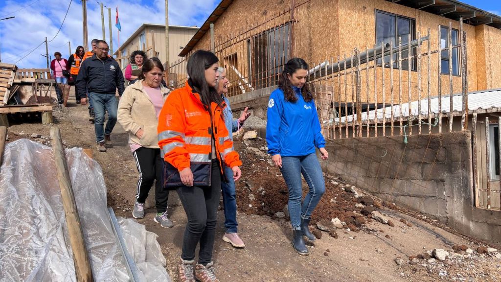 Imagen principal: Alcaldesa Ripamonti inspeccionó sector de viviendas de emergencia afectada por megaincendio de Viña, constatando que resistieron sistema frontal