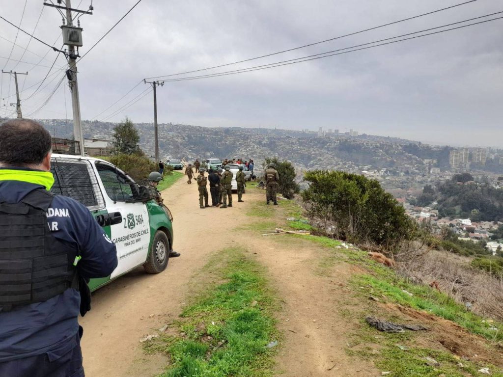 Imagen principal: Municipio de Viña del Mar realizó operativo conjunto con carabineros para evitar ocupación de terreno en sector Miraflores