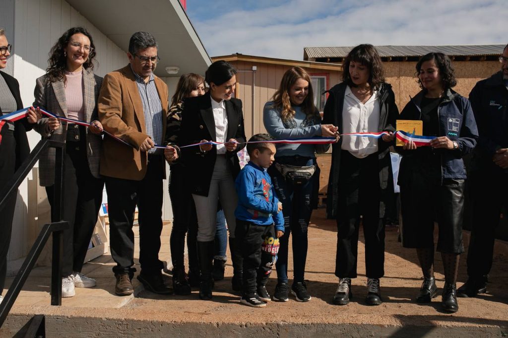 Imagen principal: Avanza el Plan de Reconstrucción: entregan nueva vivienda industrializada en Forestal Alto luego del mega incendio que afectó a Viña del Mar