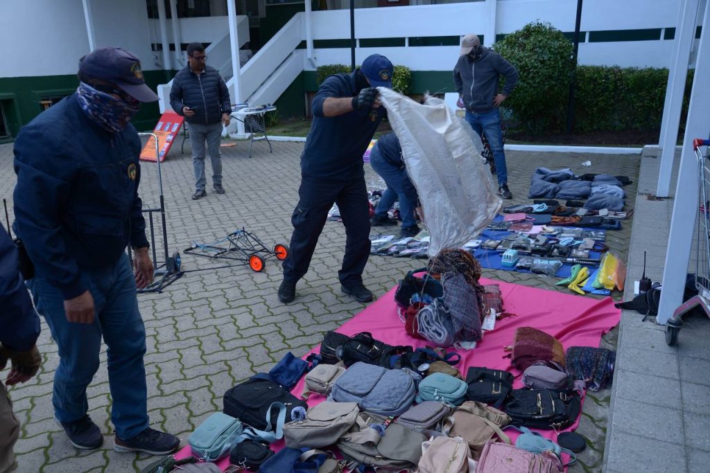 Imagen principal: Municipio de Viña del Mar y carabineros refuerzan operativos contra el comercio ilegal: Van más de 12 mil especies decomisadas durante este año