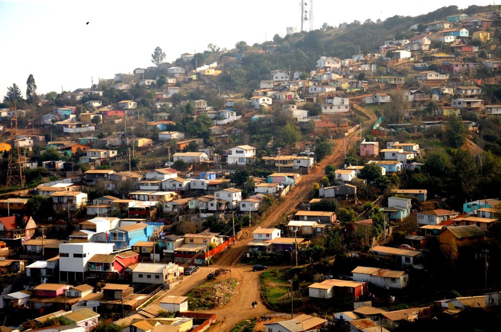 Imagen principal: Municipio de Viña del Mar inició proceso para iluminación fotovoltaica en campamento Manuel Bustos