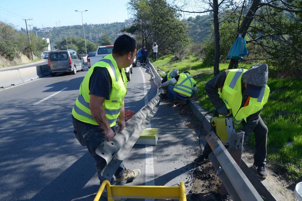 Imagen principal: Municipio de Viña inició trabajos para recambio 452 metros de barreras de protección vehicular en troncal urbano