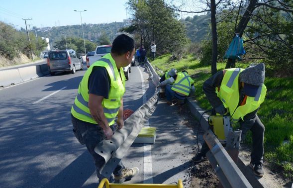 Municipio de Viña inició trabajos para recambio 452 metros de barreras de protección vehicular en troncal urbano