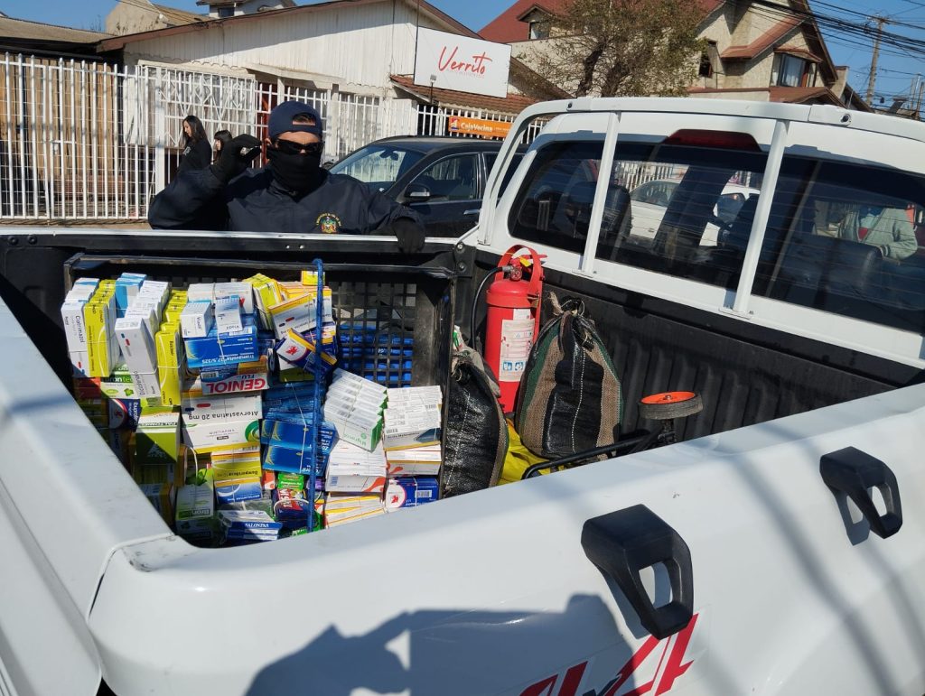 Imagen principal: Más de 1.200 cajas de fármacos se decomisaron en fiscalización al comercio ambulante ilegal en feria de Reñaca Alto