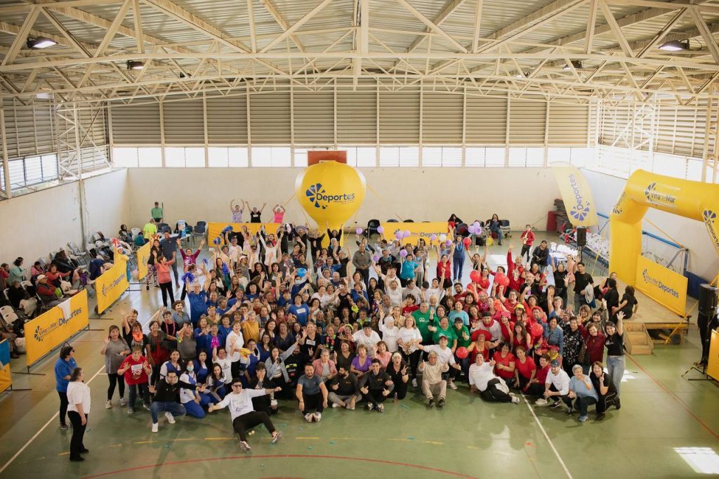 Imagen principal: Más de 200 personas mayores de Viña del Mar participaron en masiva bailetón realizada por el municipio