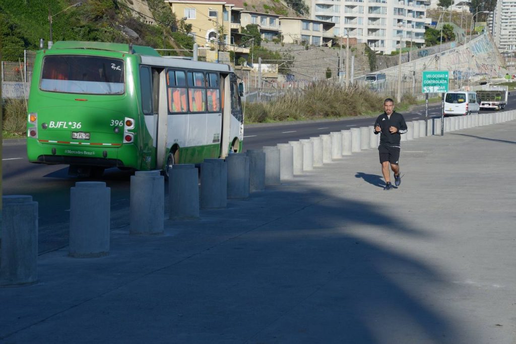 Imagen principal: Municipio de Viña del Mar instaló  bolardos de contención de tránsito en caleta abarca para resguardar  el espacio público