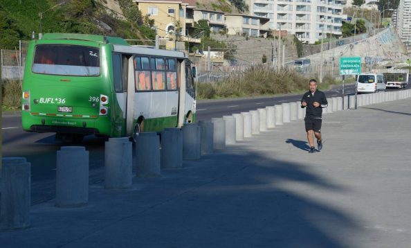 Municipio de Viña del Mar instaló  bolardos de contención de tránsito en caleta abarca para resguardar  el espacio público
