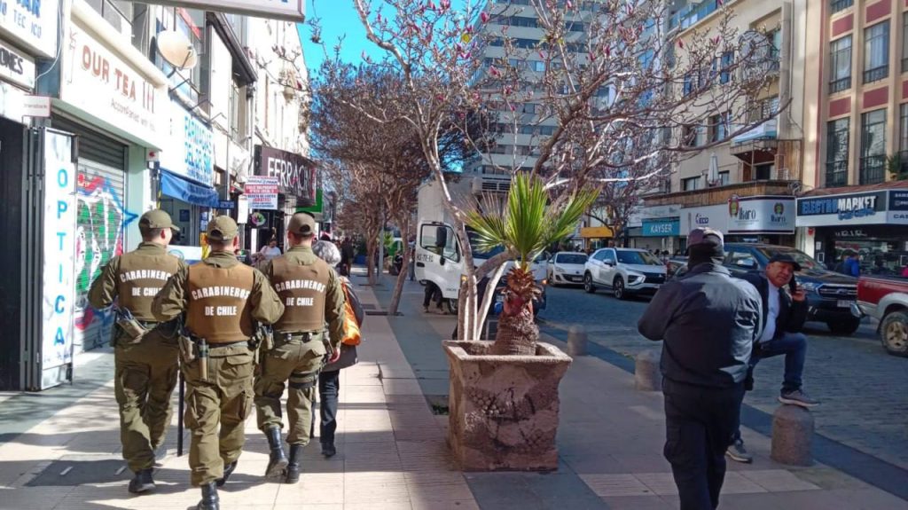 Imagen principal: Estrategia de copamiento focalizado  de municipio de Viña del Mar y carabineros en calle Valparaíso, despejando el comercio ilegal,  arroja positivos resultados