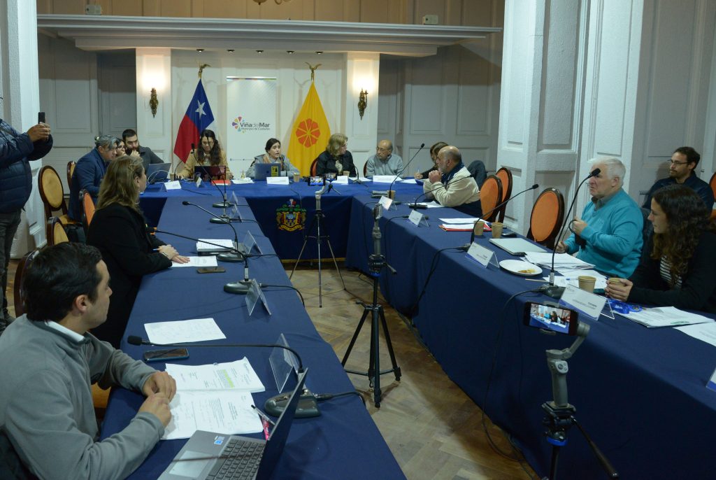 Imagen principal: Municipio de Viña del Mar adjudica espectáculo de Año Nuevo en el mar 2024, garantizando cuidado al medio ambiente y resguardo a personas CEA