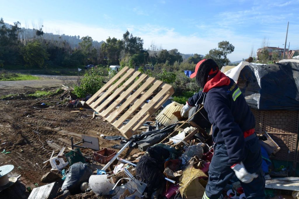 Imagen principal: Más de 100 toneladas de basura y escombros retiró municipio de Viña del Mar en operativo que se realizó en el estero Marga Marga