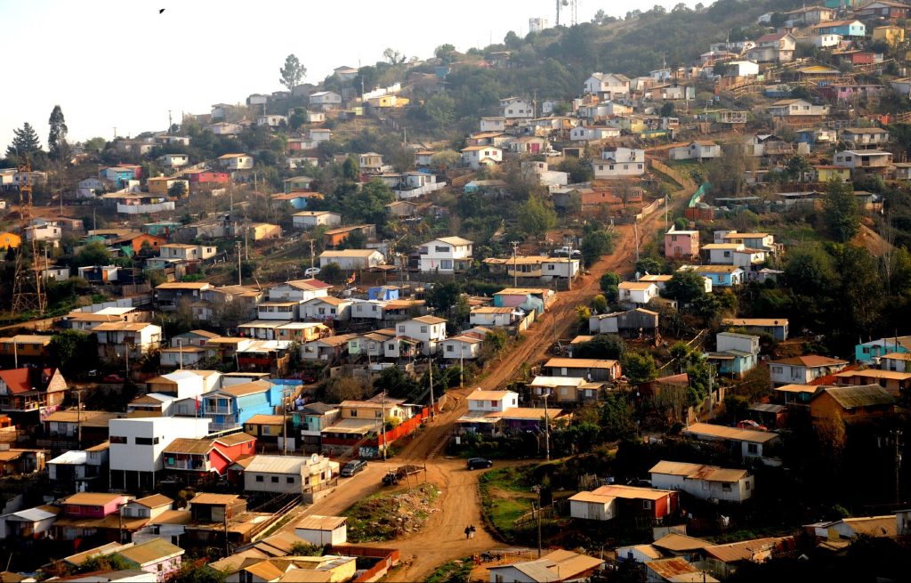 Imagen principal: Municipio de Viña concreta proyectos para que sectores de los campamentos Manuel Bustos y de Chorrillos Alto tengan iluminación fotovoltaica