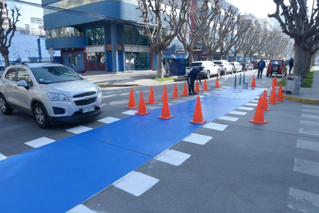 Imagen principal: Municipio de Viña del Mar potencia seguridad en ciclovías de Población Vergara con mejor demarcación vial