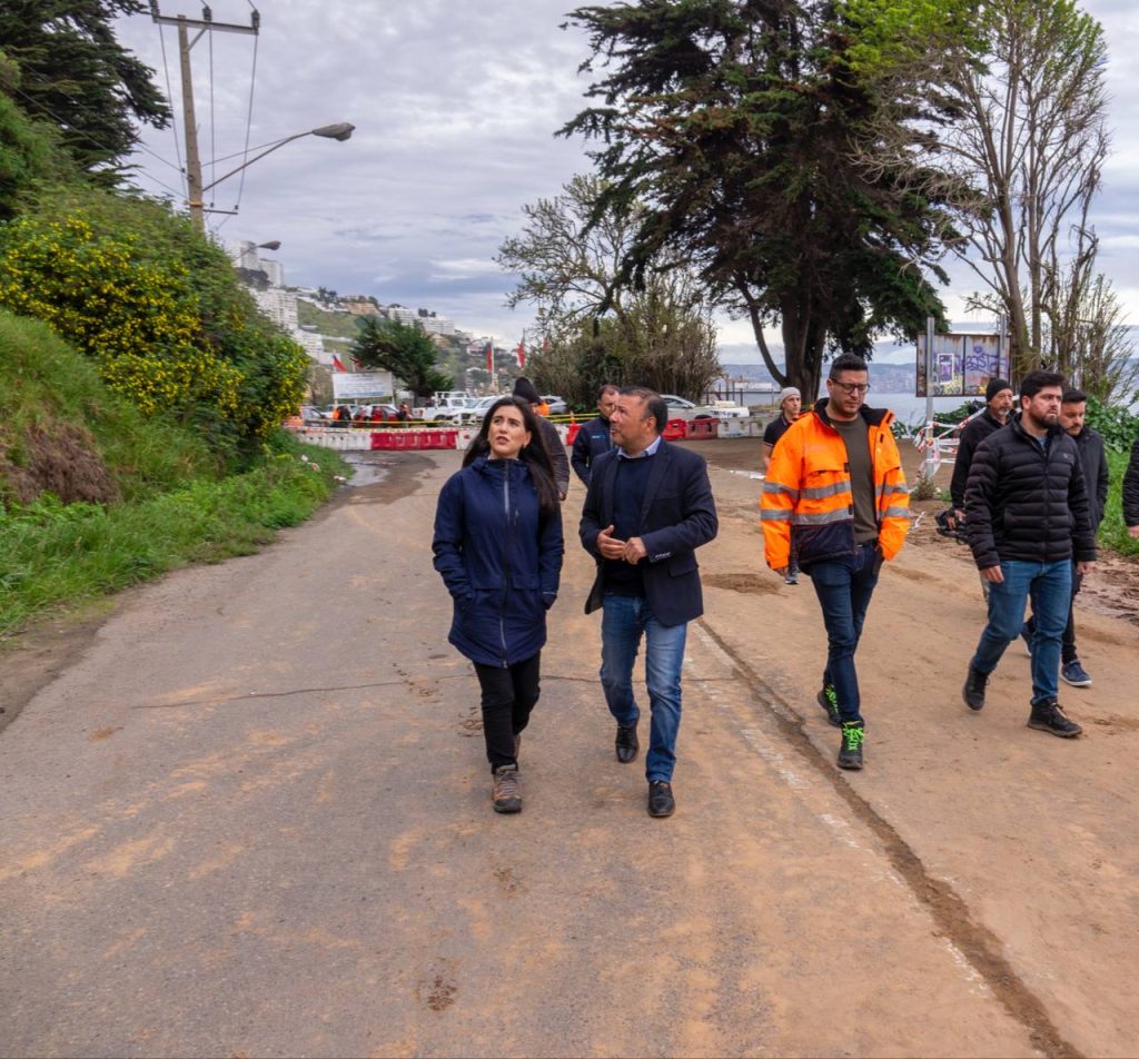 Imagen principal: Alcaldesa de Viña del Mar y autoridades dan a conocer medidas de contingencia para ejecutar trabajos en Av. Borgoño tras deslizamiento de arena