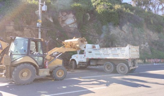 Municipio de Viña del Mar habilitó vía entre Las Salinas y Reñaca tras derrumbe de ladera de cerro en sector de Virgen Negra