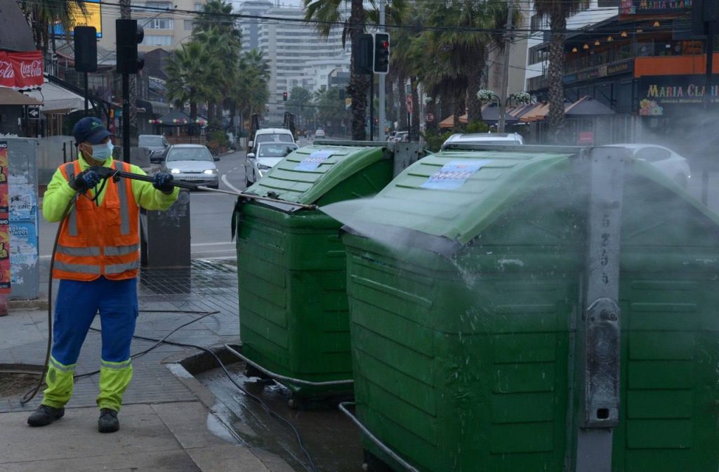 Imagen principal: Municipio de Viña del Mar refuerza a personal y con maquinaria, la limpieza de aceras y calzadas en principales calles de la ciudad