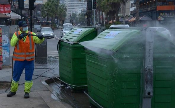 Municipio de Viña del Mar refuerza a personal y con maquinaria, la limpieza de aceras y calzadas en principales calles de la ciudad