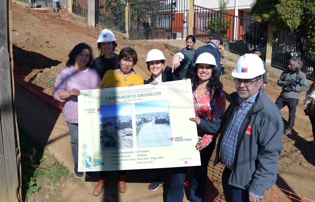 Imagen principal: Alcaldesa Macarena Ripamonti destacó obras de pavimentación, urbanización y luminarias que iniciaron en campamento amanecer de santa julia que se convertirá en barrio