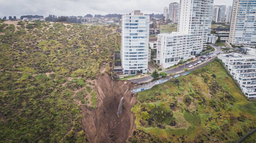 Imagen principal: Alcaldesa Macarena Ripamonti no descarta ninguna acción judicial tras socavón en dunas de Viña del Mar