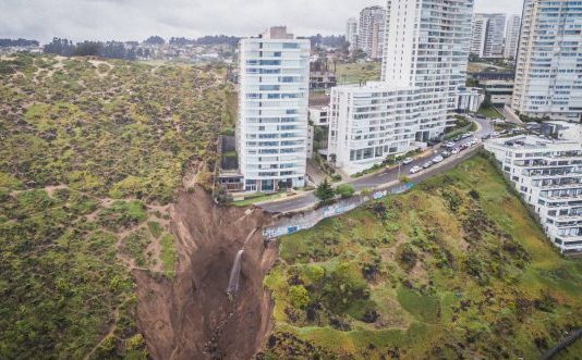 Alcaldesa Macarena Ripamonti no descarta ninguna acción judicial tras socavón en dunas de Viña del Mar