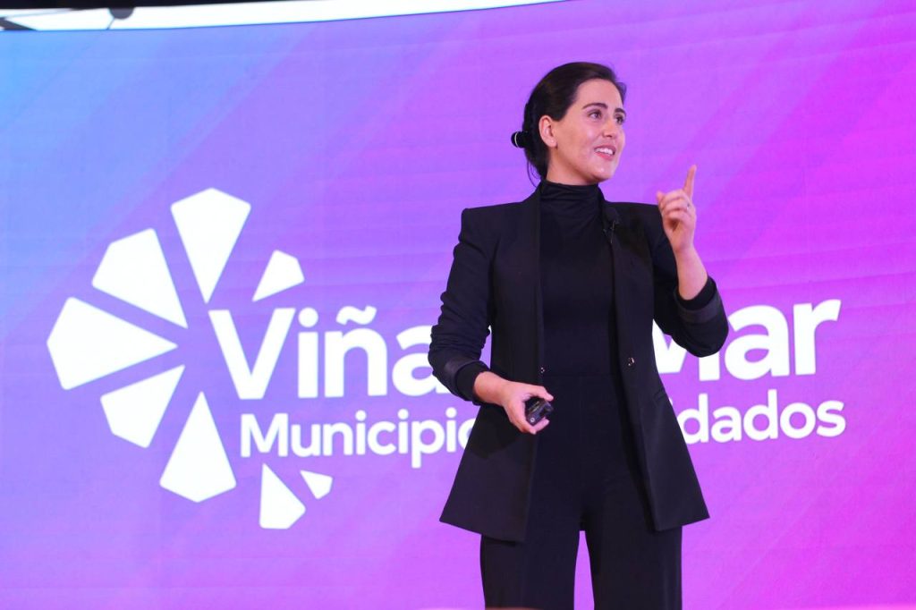 Imagen principal: Alcaldesa Macarena Ripamonti abordó los desafíos de la gestión municipal y la innovación que el municipio ha implementado para enfrentarlos