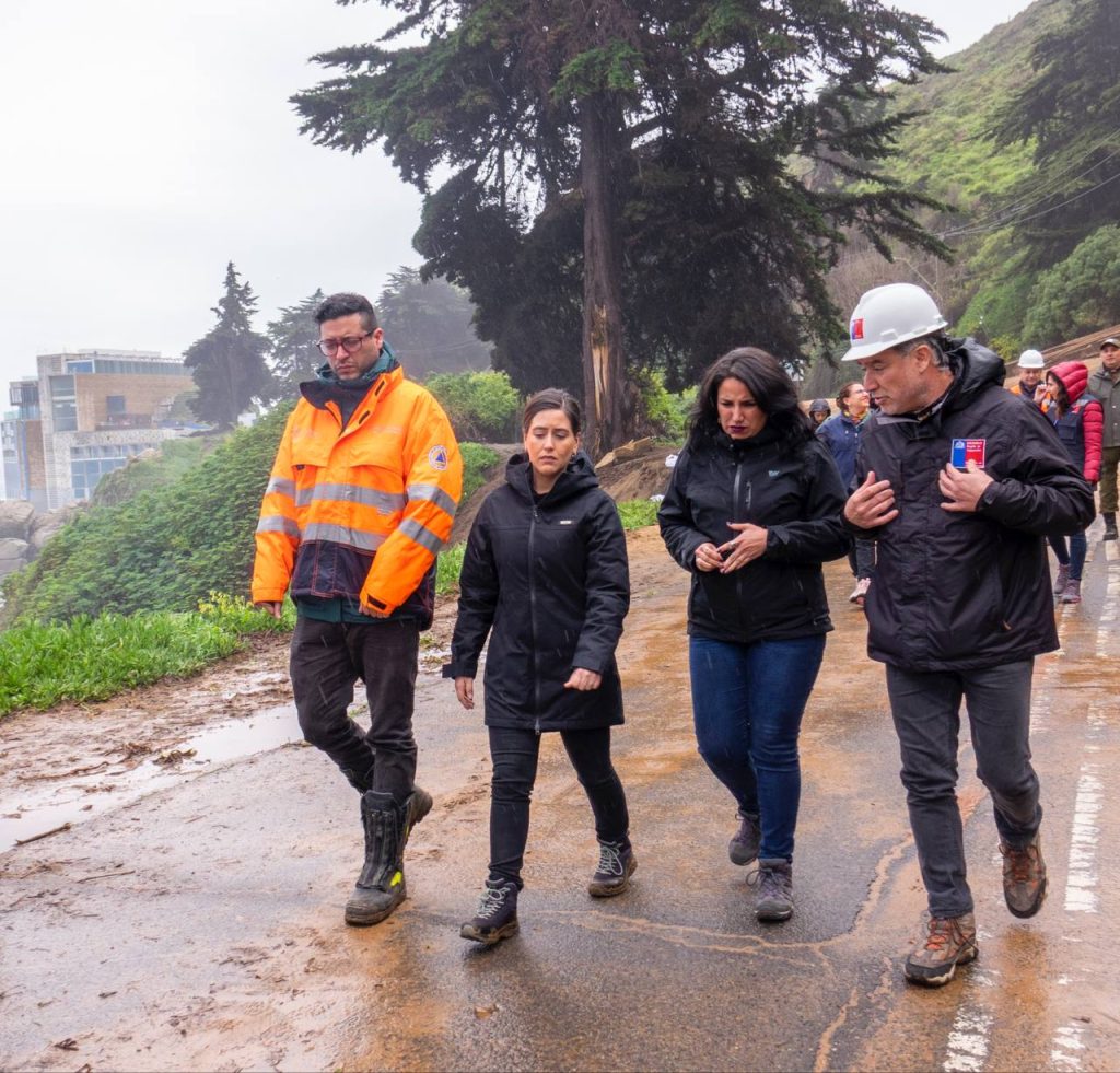 Imagen principal: Autoridades continúan monitoreo de deslizamiento de arena en camino costero ante nuevos eventos en el sector