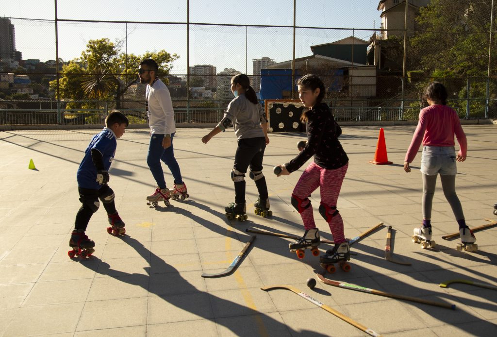 Imagen principal: Municipio de Viña del Mar invita a potenciar la salud física y mental con sus talleres y escuelas deportivas: destacan hockey patín y patinaje artístico