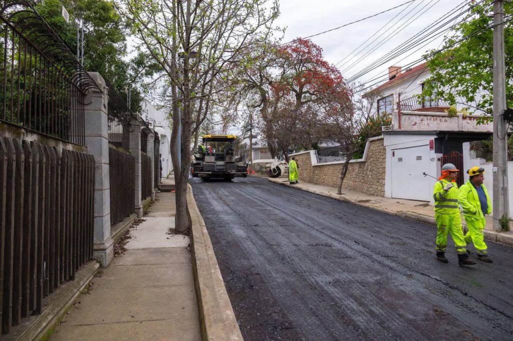 Imagen principal: Programa de bacheo municipal: Obras de mejoramiento de calzada de calles del Cerro Castillo tienen 70% de avance