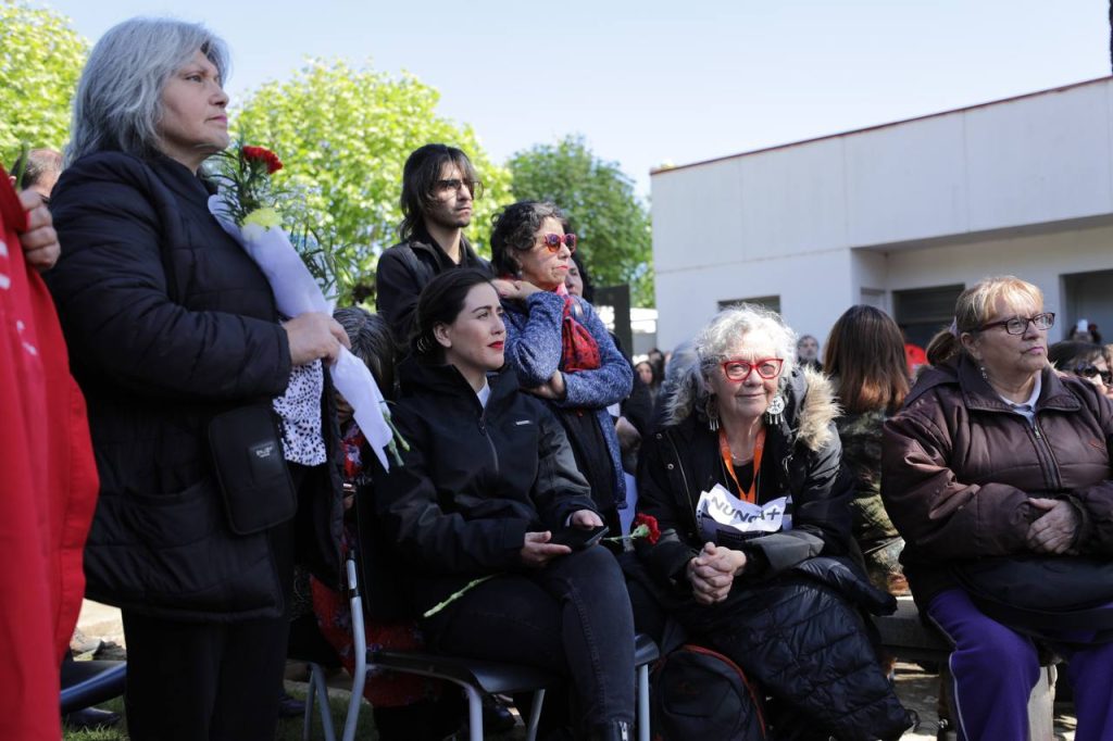 Imagen principal: Con tradicional romería en el cementerio Santa Inés de Viña del Mar se conmemoró los 50 años del Golpe Militar en Chile
