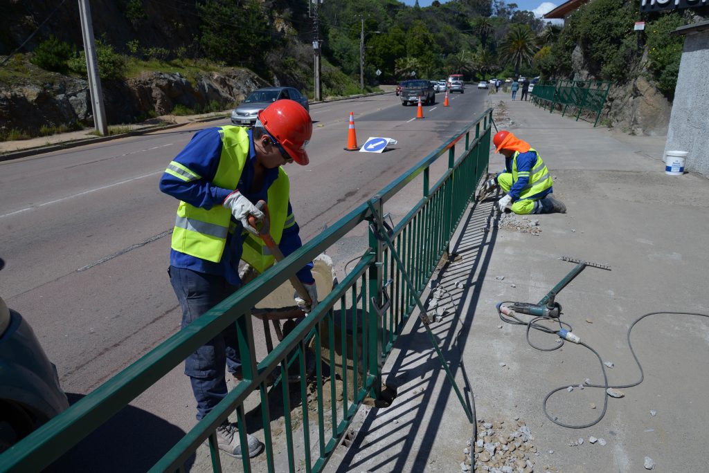 Imagen principal: Municipio de Viña del Mar repone barreras y barandas de protección entre Las Salinas y Reñaca
