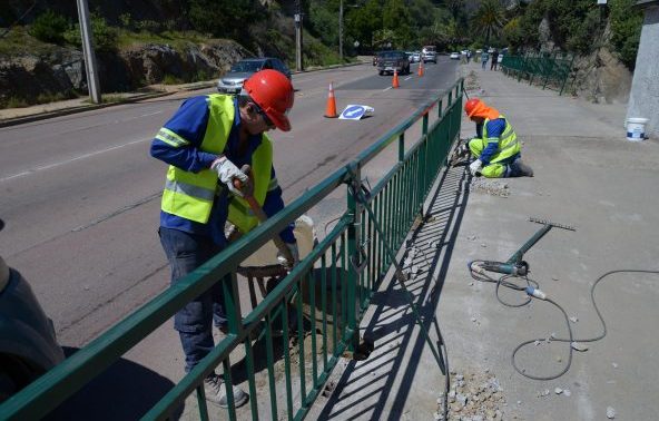 Municipio de Viña del Mar repone barreras y barandas de protección entre Las Salinas y Reñaca