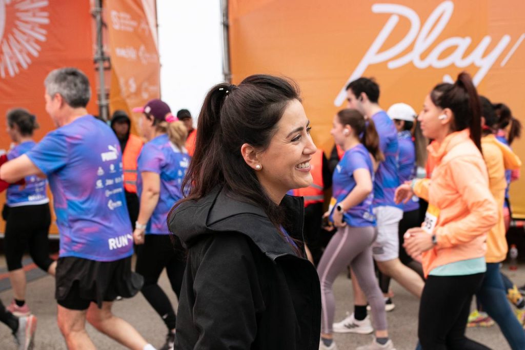 Imagen principal: Alcaldesa Macarena Ripamonti destaca trabajo municipal para atraer importantes eventos masivos a la ciudad, durante la exitosa maratón de Viña del Mar 2023  