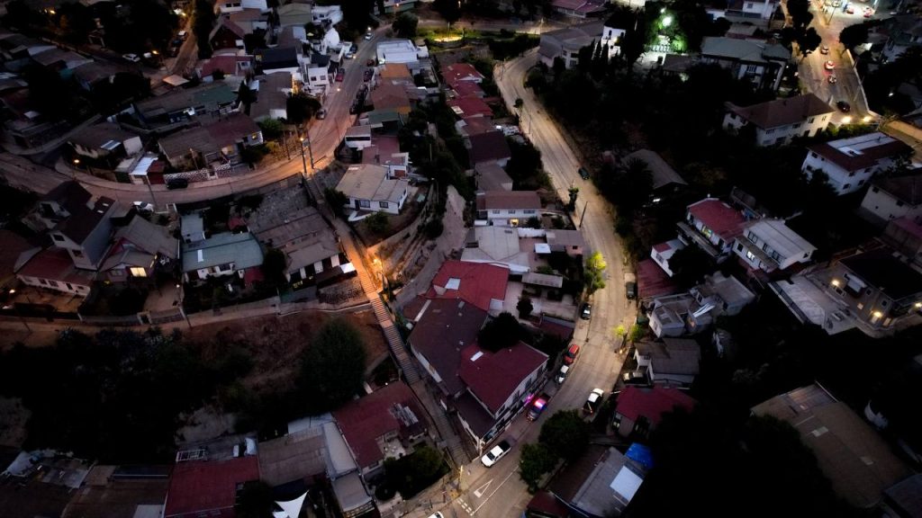 Imagen principal: Recambio de 1.200 luminarias mejora luminosidad en Agua Santa y Nueva Aurora reforzando la seguridad en el sector