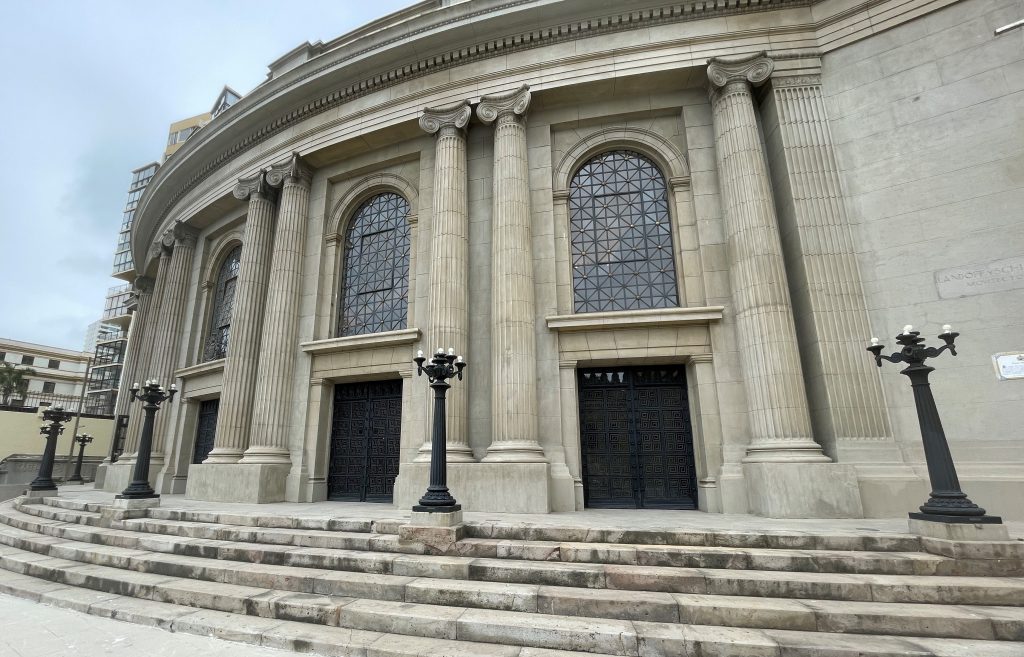 Imagen principal: Avanzan preparativos para reapertura del Teatro Municipal de Viña del Mar: se retiró cierre que había en el frontis