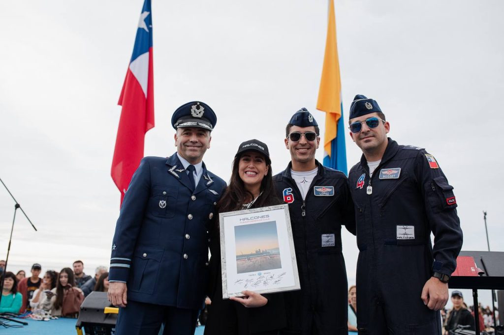 Imagen principal: El cielo de Viña del Mar se engalanó con la destreza de “Los Halcones” de la FACH en la celebración de los 149 años de la ciudad