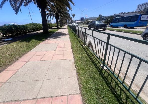 Deportes y paseos más seguros: Municipio de Viña del Mar instala barandas de protección en borde costero de Las Salinas