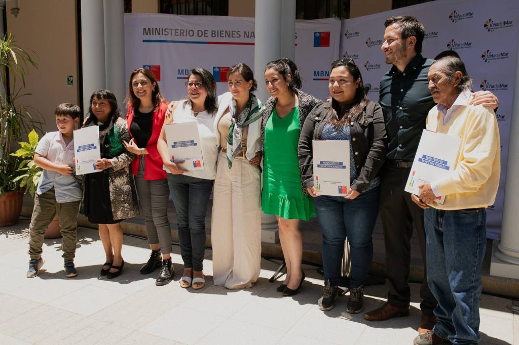 Imagen principal: Alcaldesa Ripamonti valoró entrega de 13 títulos de dominio a damnificados tras incendio de 2022