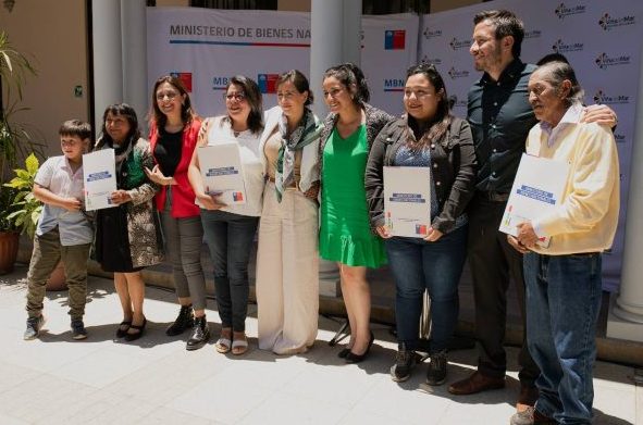 Alcaldesa Ripamonti valoró entrega de 13 títulos de dominio a damnificados tras incendio de 2022