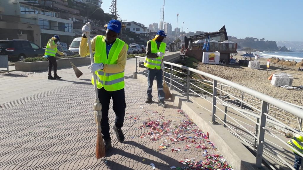 Imagen principal: Municipio de Viña del Mar dispone plan de limpieza y hace llamado a cuidar espacios públicos en celebración de Año Nuevo en el mar
