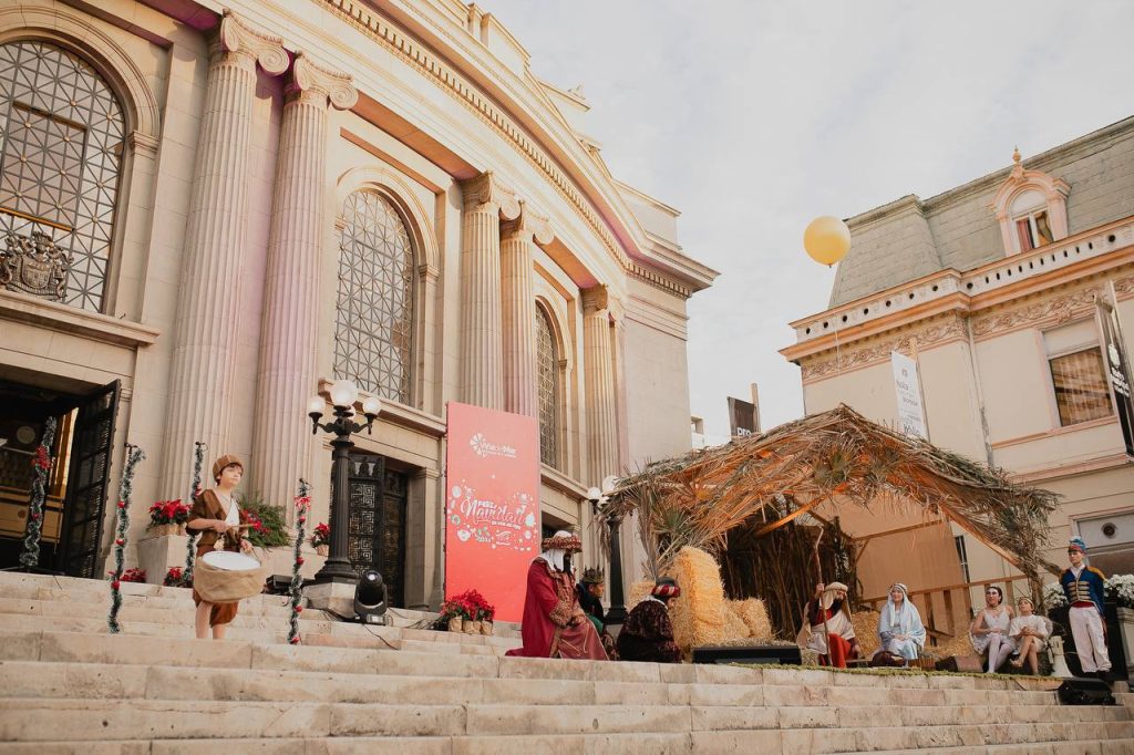 Imagen principal: Viñamarinos vivieron una fiesta navideña en el frontis del Teatro Municipal con la interpretación del pesebre humano y villancicos