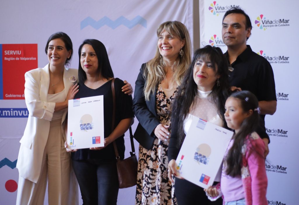 Imagen principal: A un año del incendio de Viña del Mar: alcaldesa Ripamonti valoró entrega de más de 200 subsidios a familias afectadas