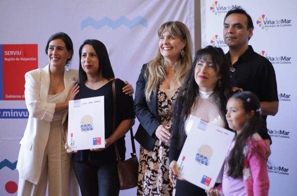 A un año del incendio de Viña del Mar: alcaldesa Ripamonti valoró entrega de más de 200 subsidios a familias afectadas